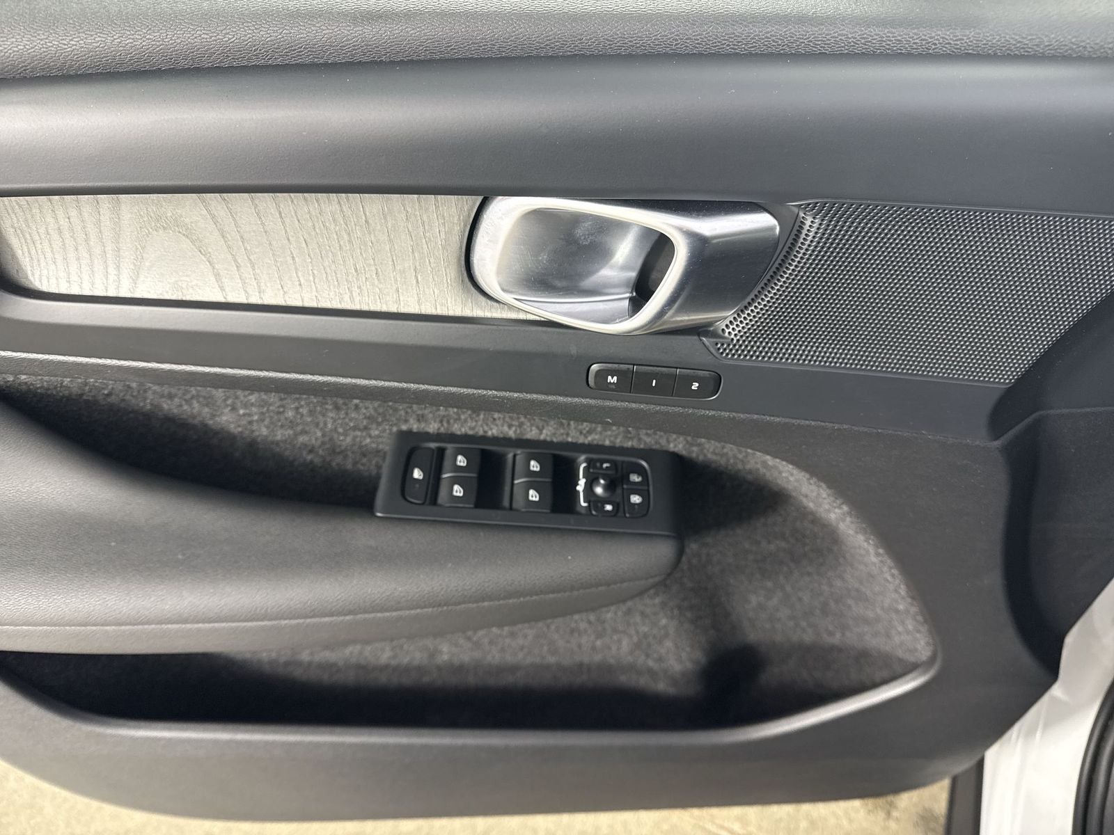 2024 Volvo XC40 B5 Plus Dark Theme