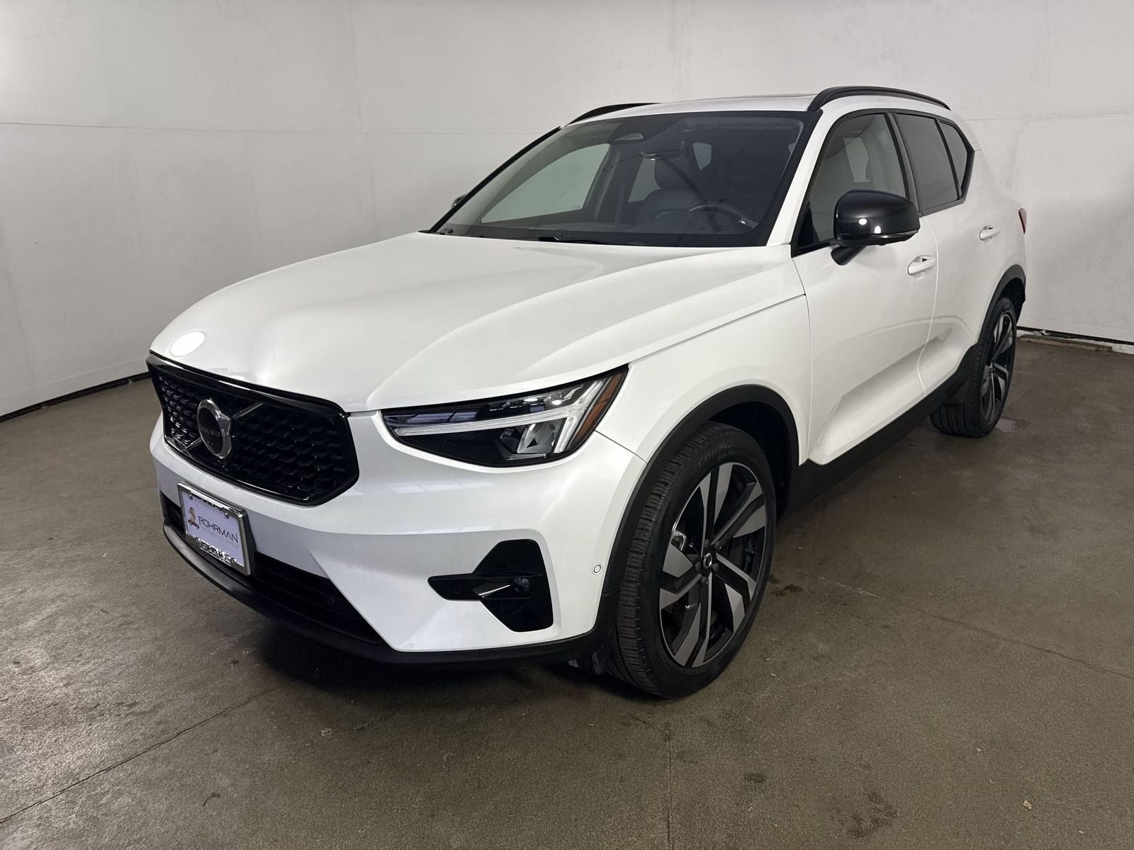 2024 Volvo XC40 B5 Plus Dark Theme