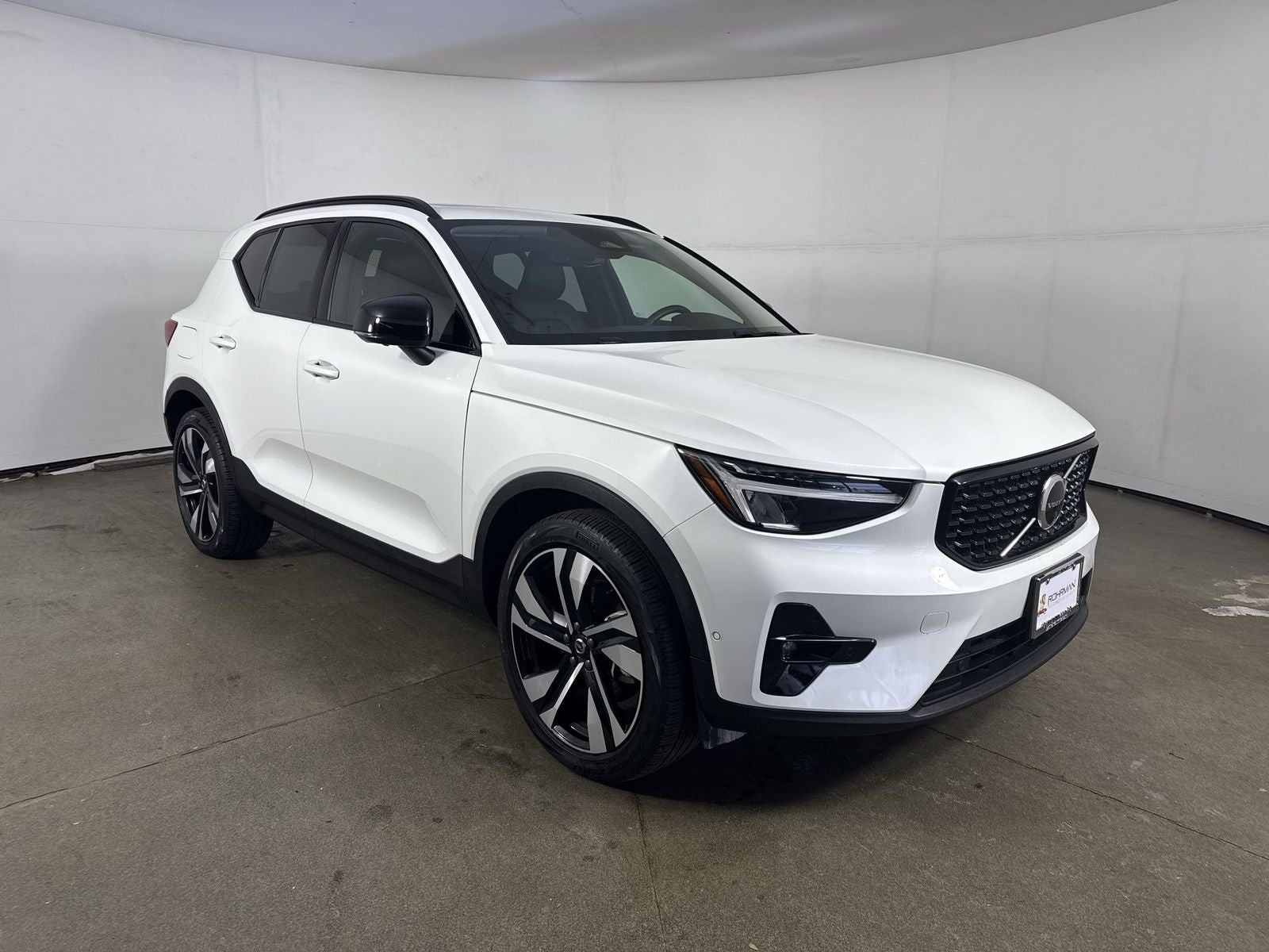 2024 Volvo XC40 B5 Plus Dark Theme