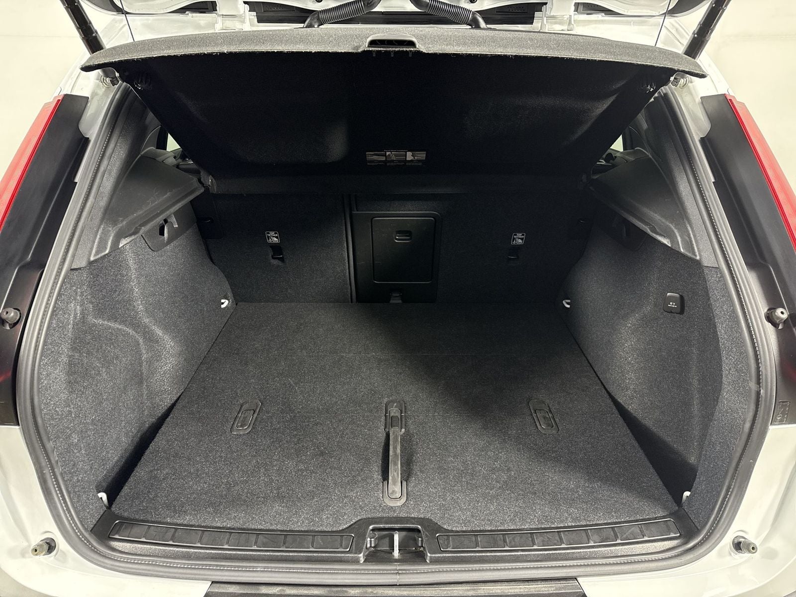 2024 Volvo XC40 B5 Plus Dark Theme