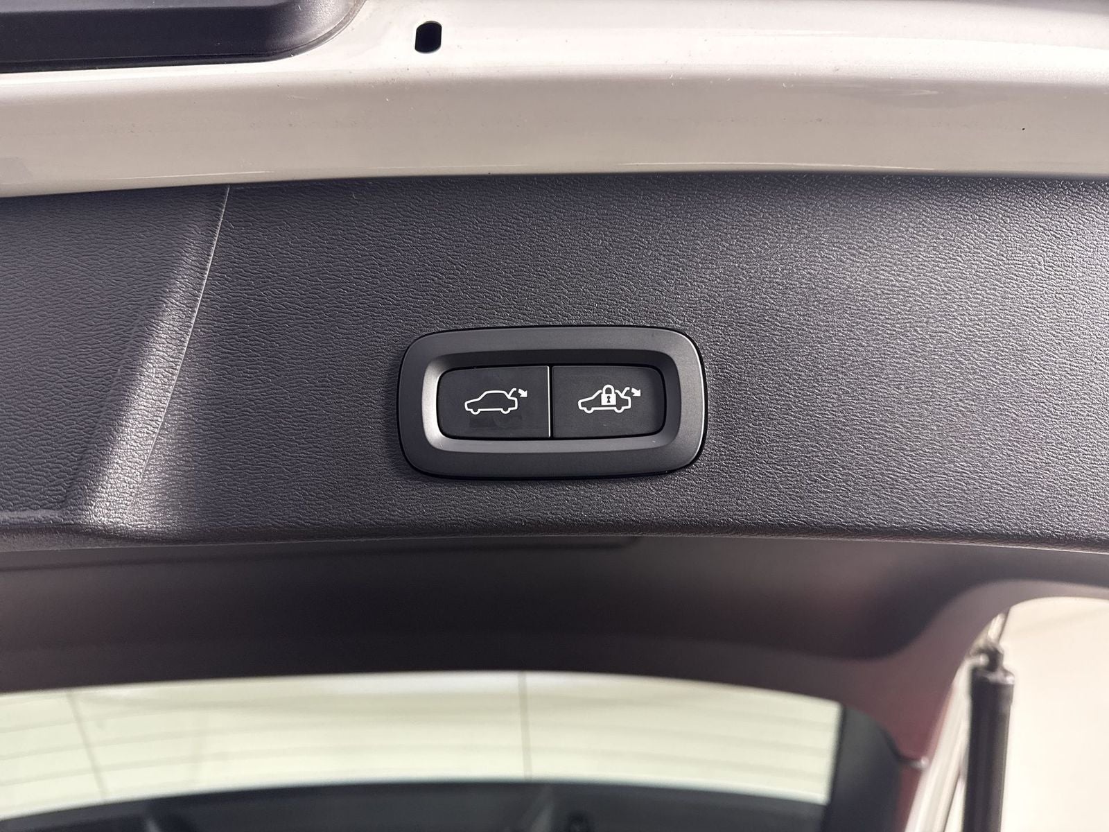 2024 Volvo XC40 B5 Plus Dark Theme