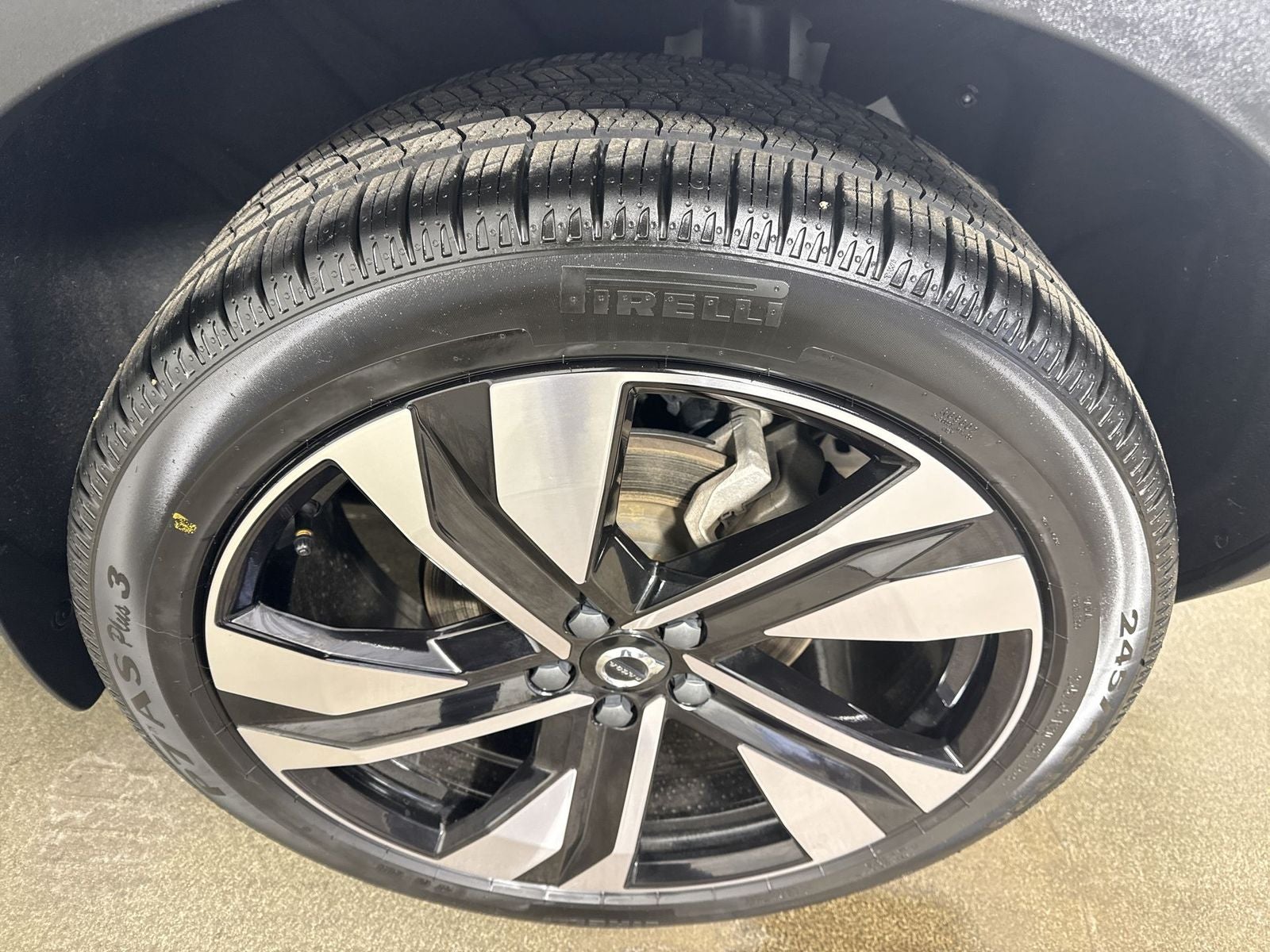 2024 Volvo XC40 B5 Plus Dark Theme