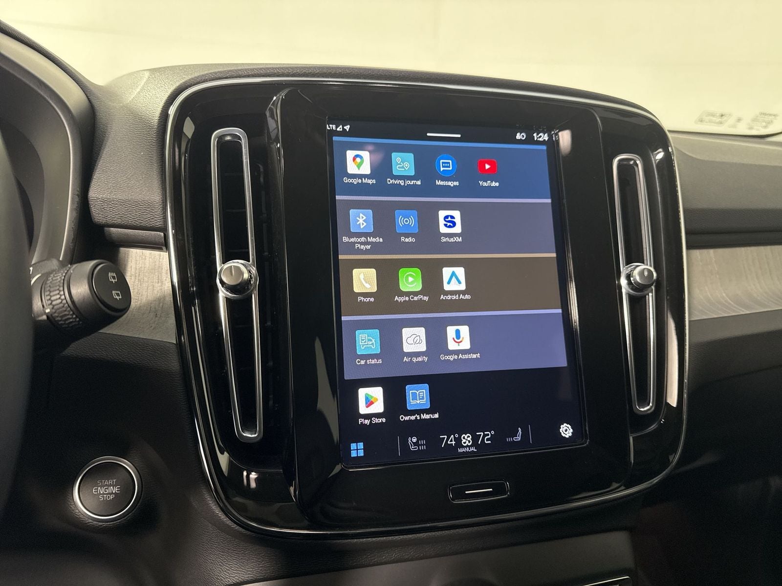 2024 Volvo XC40 B5 Plus Dark Theme