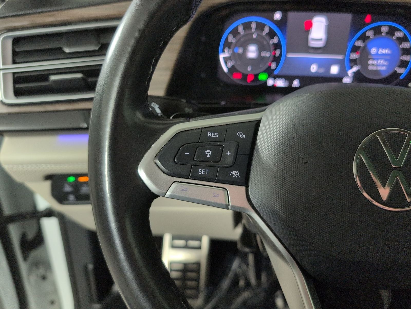 2024 Volkswagen Atlas 2.0T SEL Premium R-Line