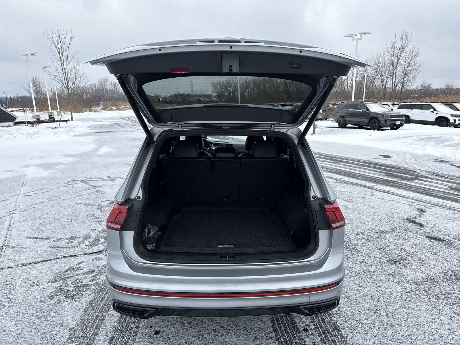 2024 Volkswagen Tiguan 2.0T SE R-Line Black