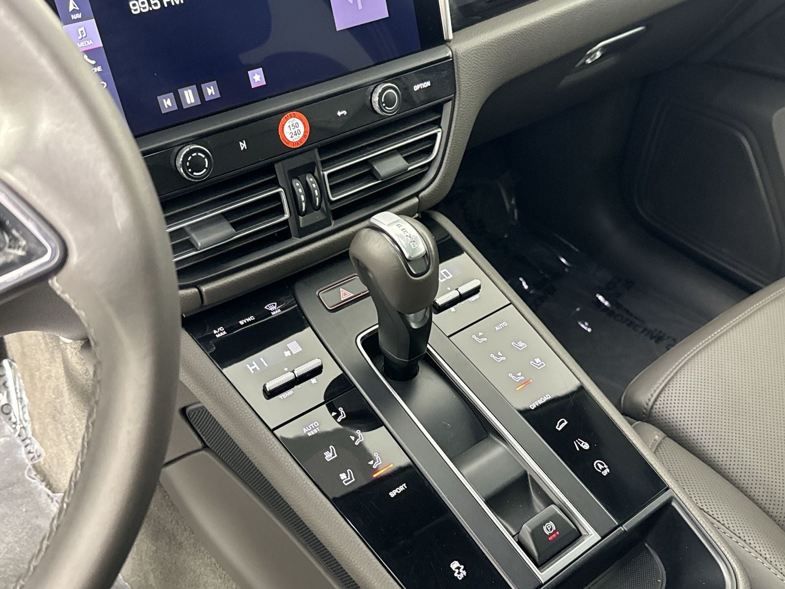 2023 Porsche Macan Base